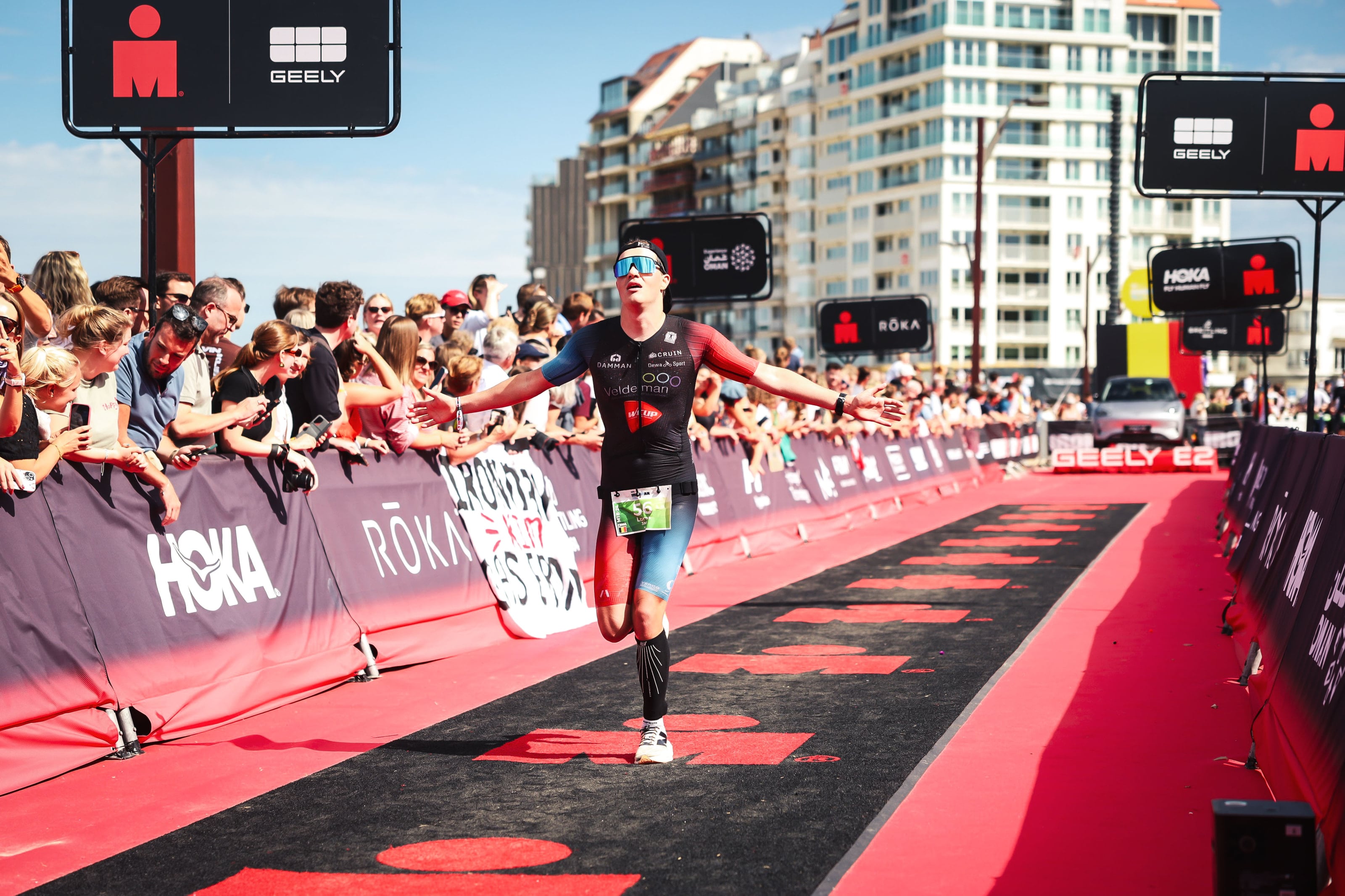 Loran Maes aan de finish van IRONMAN 70.3 Knokke-Heist