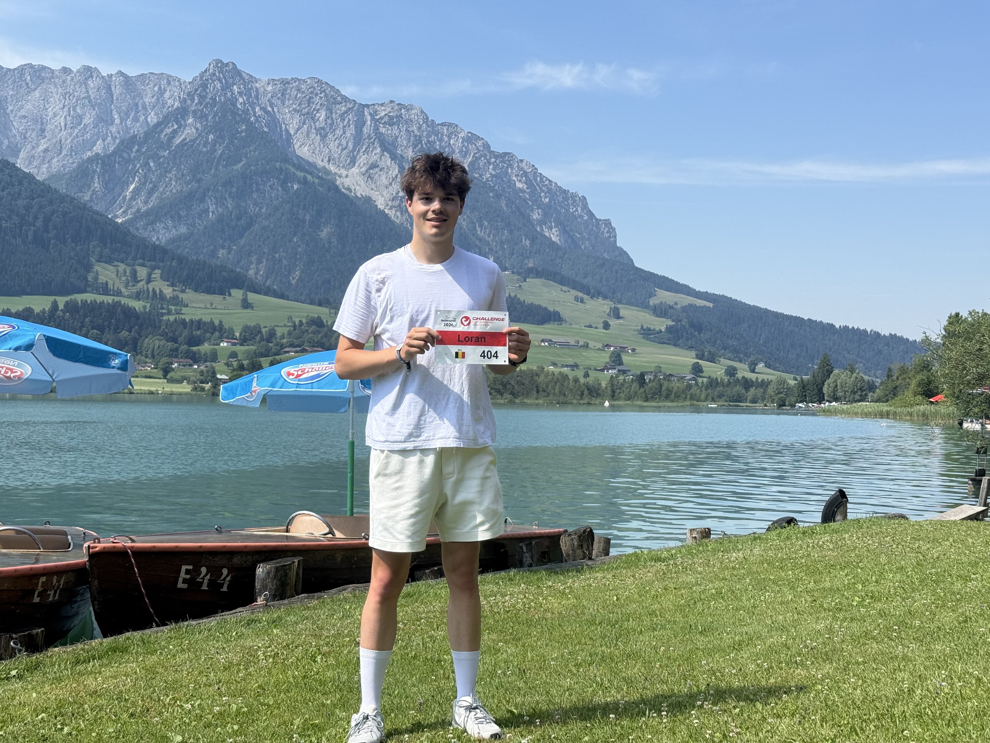 Loran Maes met zijn startnummer aan de Walchsee in Oostenrijk