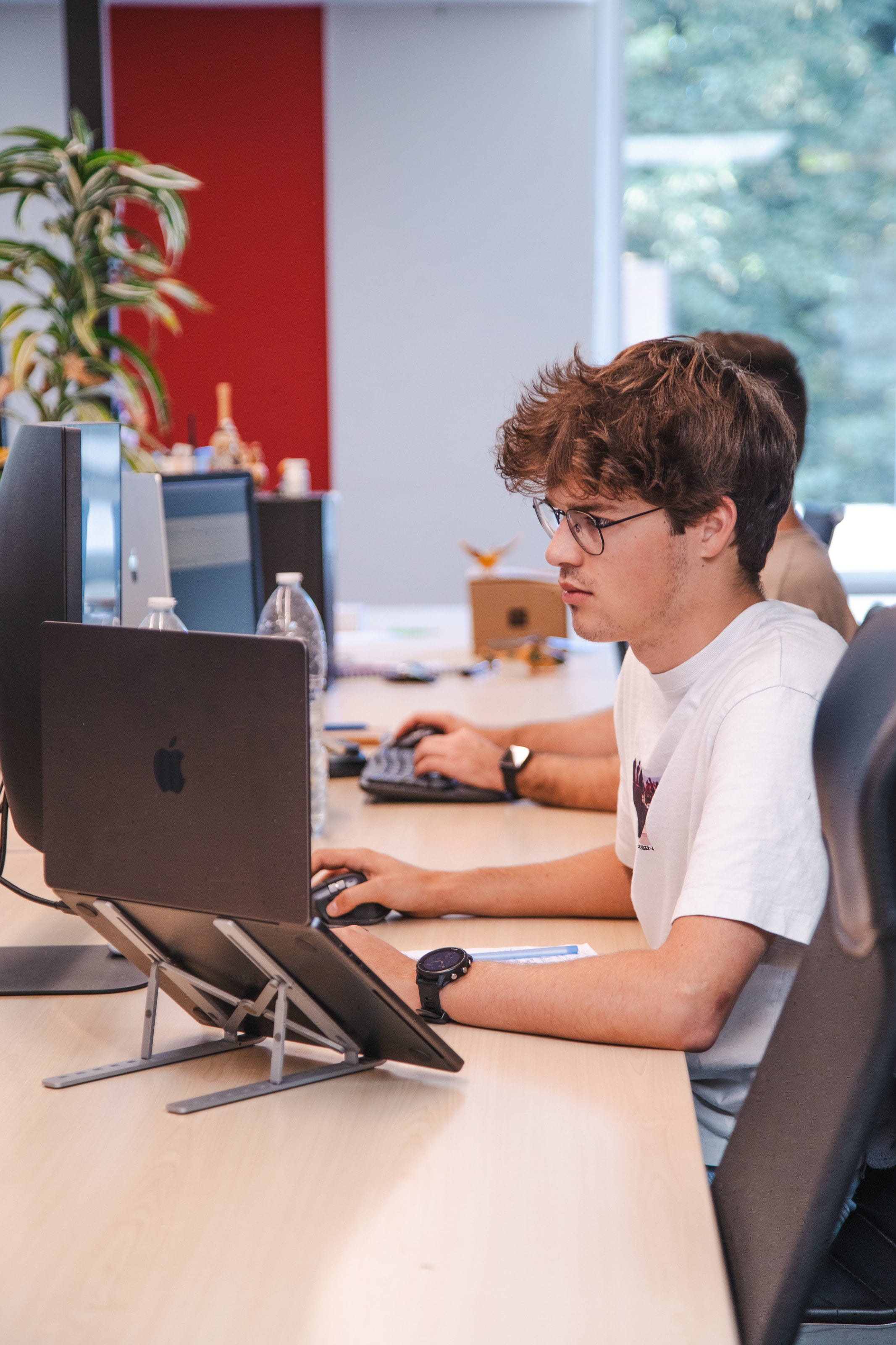Loran Maes aan het werk achter zijn laptop op kantoor
